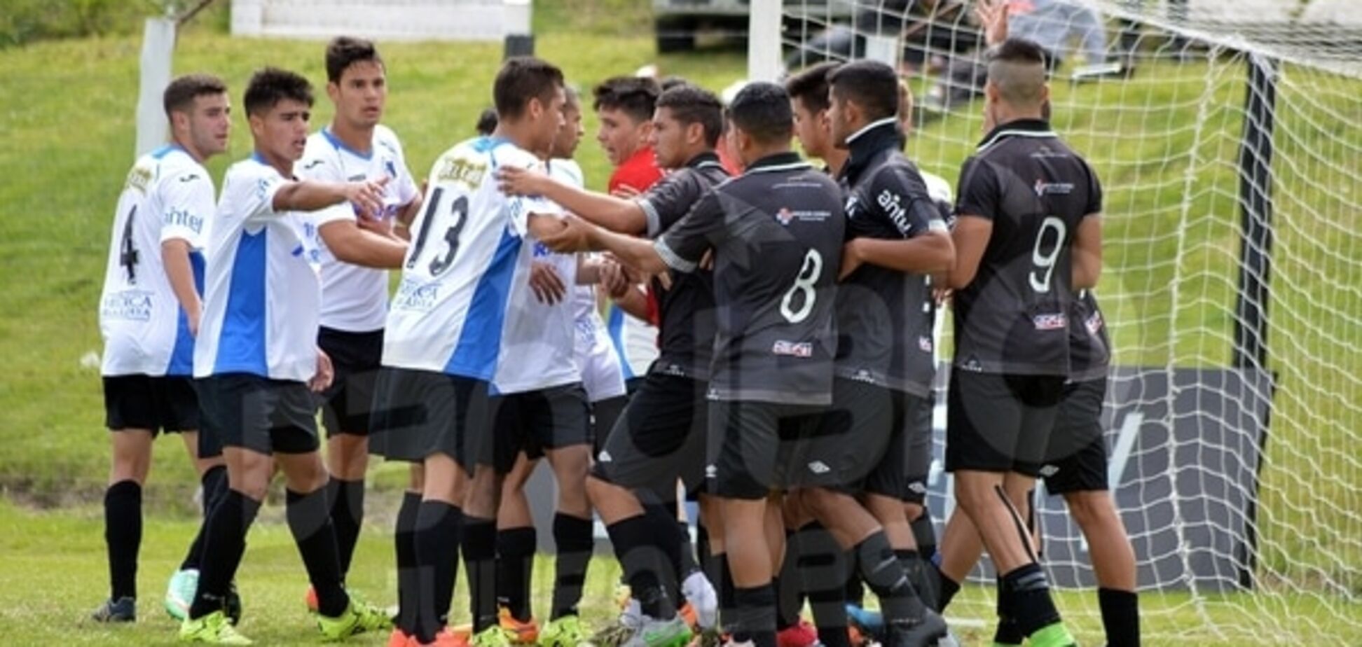 Футбольний матч юнацьких команд в Уругваї закінчився рукопашною на поле: відео інциденту