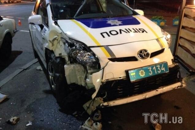 В центре Киева разбился автомобиль полиции: фотофакт