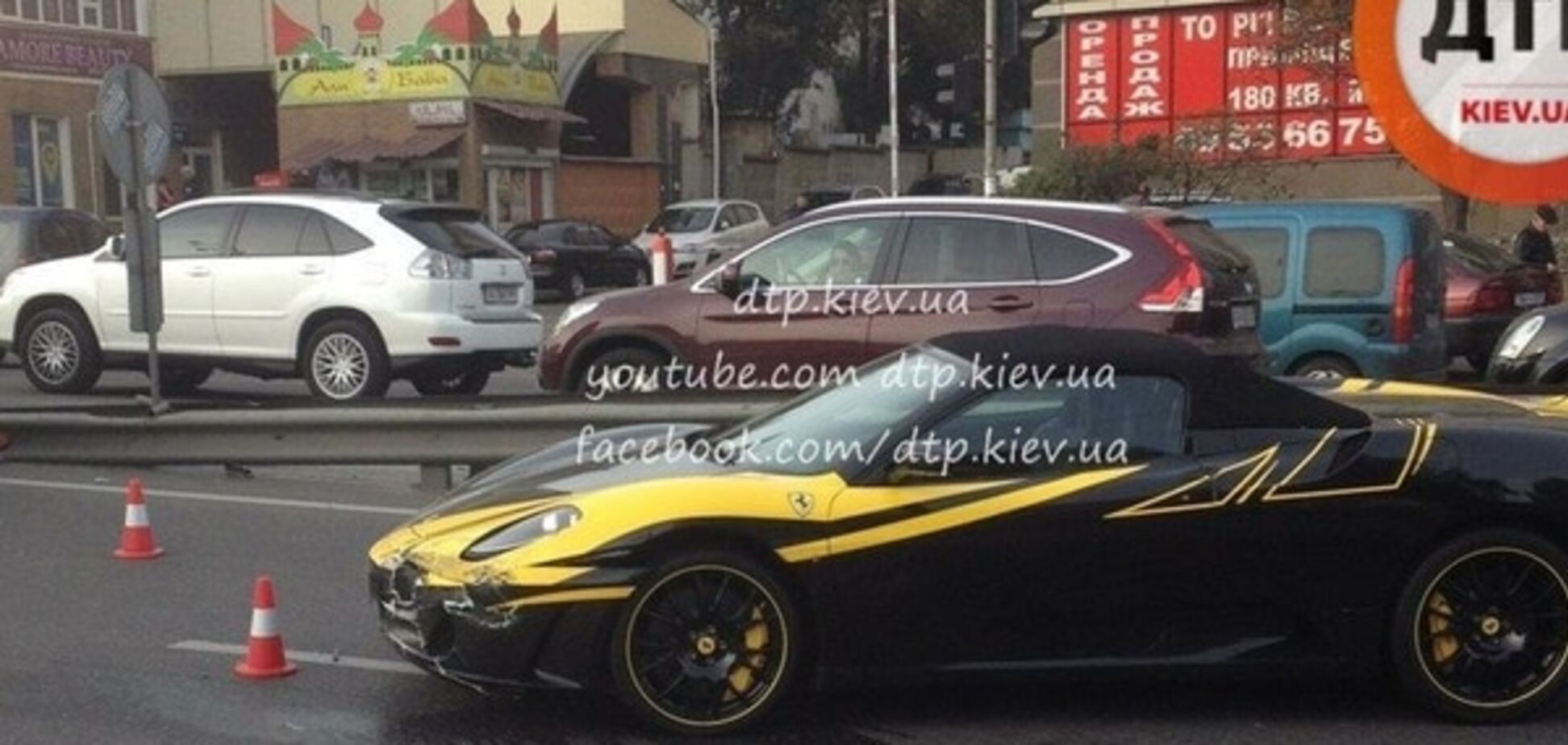 В Киеве столкнулись Lexus и Ferrari: фотофакт