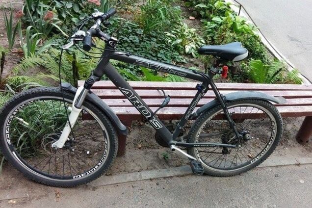 Вчіться, автомобілісти: винахідливий велосипедист став 'героєм парковки'