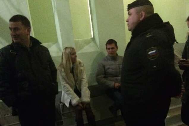 К Навальному приехали арестовывать имущество: фото с места событий
