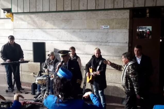 Вахтанг Кикабидзе спел в киевском метро с уличными музыкантами