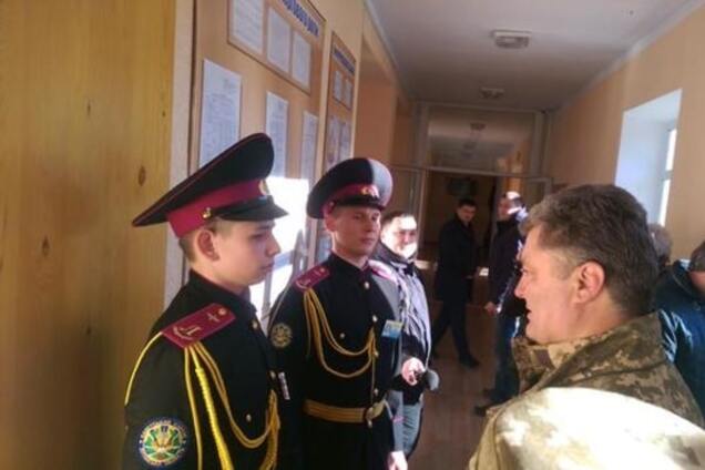 Порошенко подарил президентские часы кадетам, сбежавшим от террористов