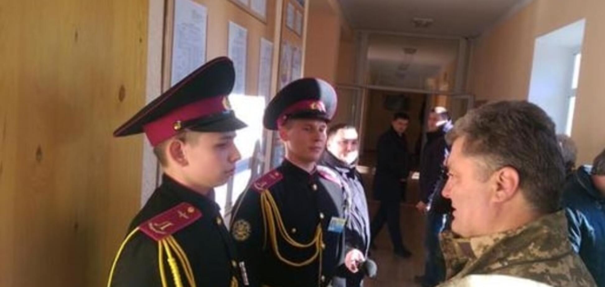 Порошенко подарував президентські годинники кадетам, які втекли від терористів