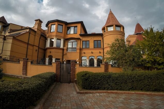 Элитный уголок Киева: кому принадлежат коттеджи на Оболонской набережной