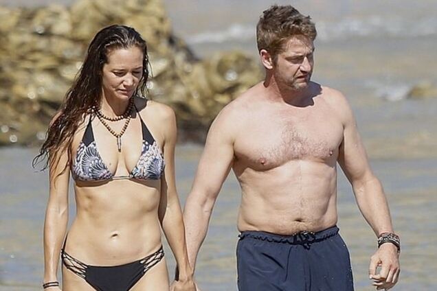 Располневший Джерард Батлер развлекся на пляже с красоткой в бикини