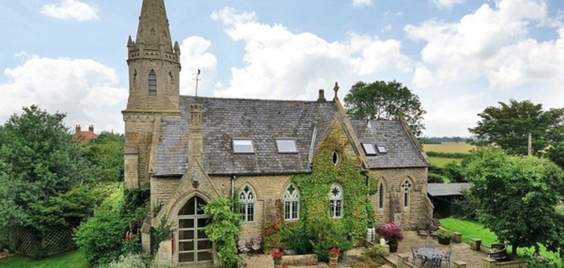 В Британии на продажу выставили церковь, переделанную в дом: три спальни, алтарь и могилы в саду