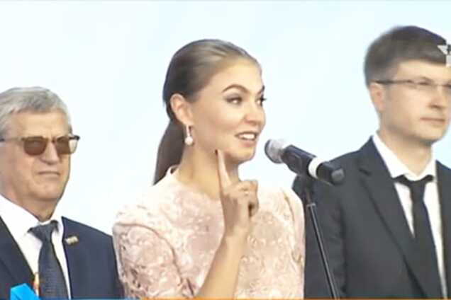 Счастливая Алина Кабаева сверкнула обручальным кольцом