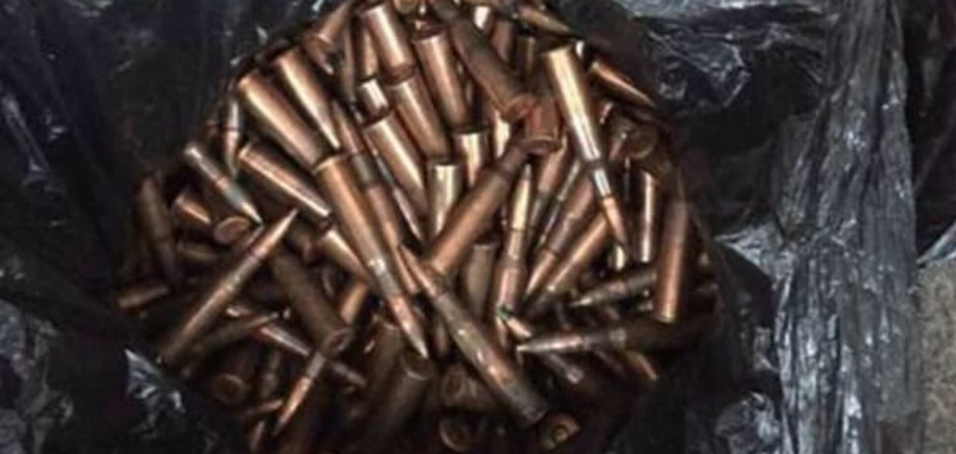 В Киеве в гараже нашли взрывчатку и боеприпасы: опубликованы фото