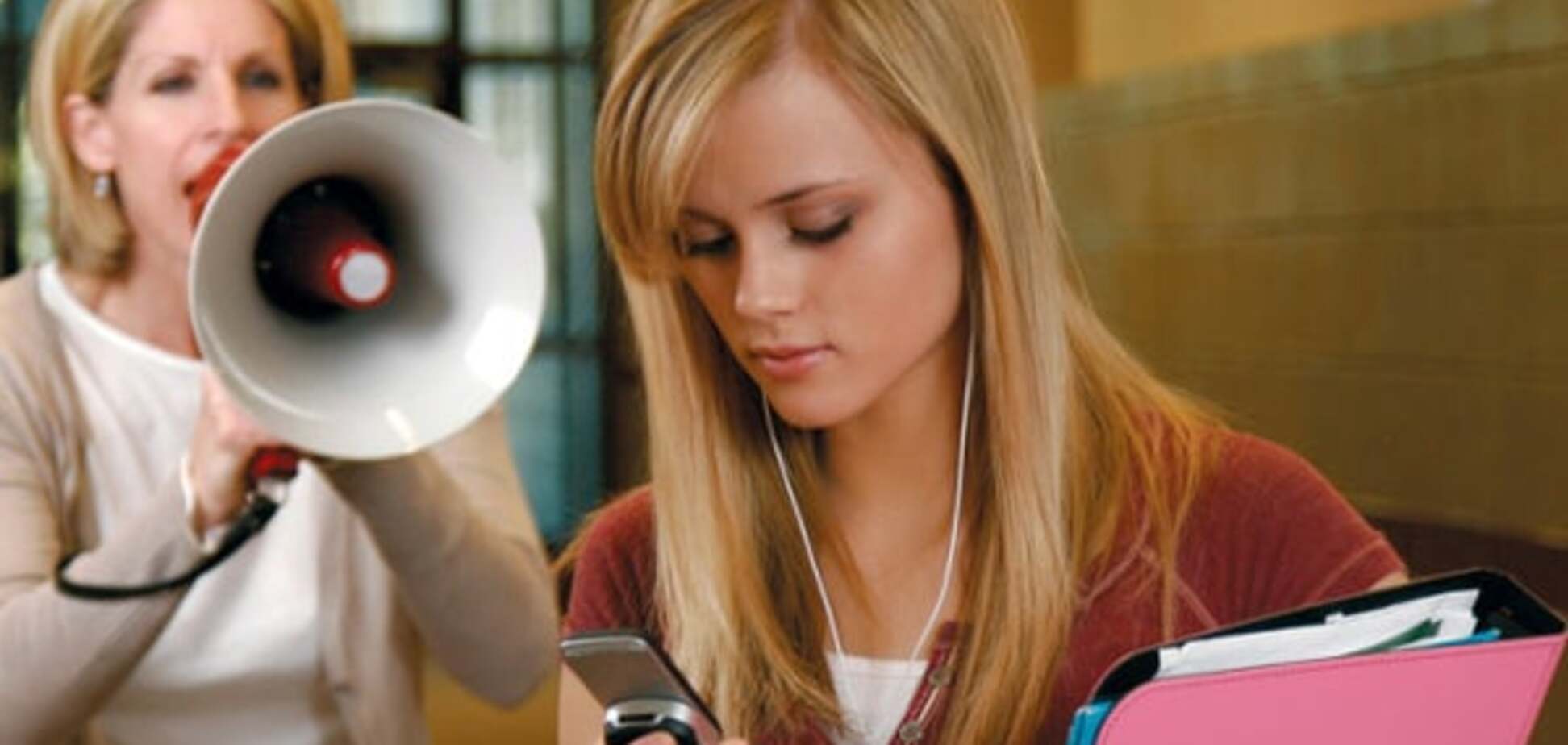 Фотограф наглядно показал, как телефоны отдаляют людей в жизни