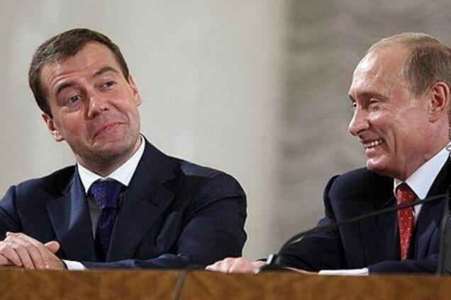 Оценил по 'заслугам': Путин подарил Медведеву орден