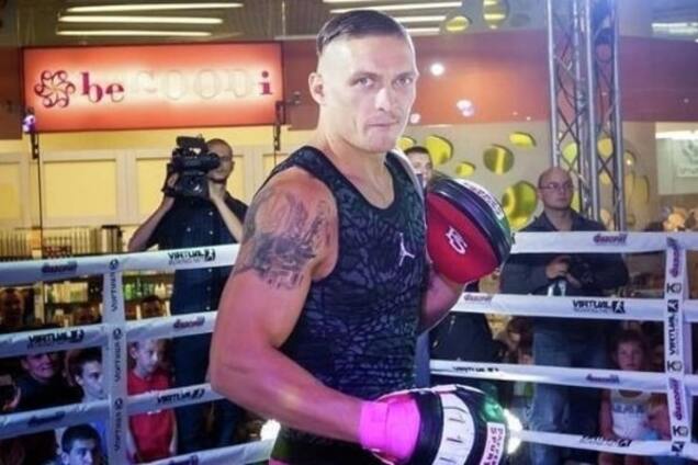 Боксер Усик поразил своим умением в школьном спортзале: видео трюка