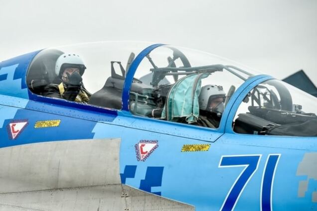 Порошенко особисто випробував винищувач Су-27: опубліковані фото