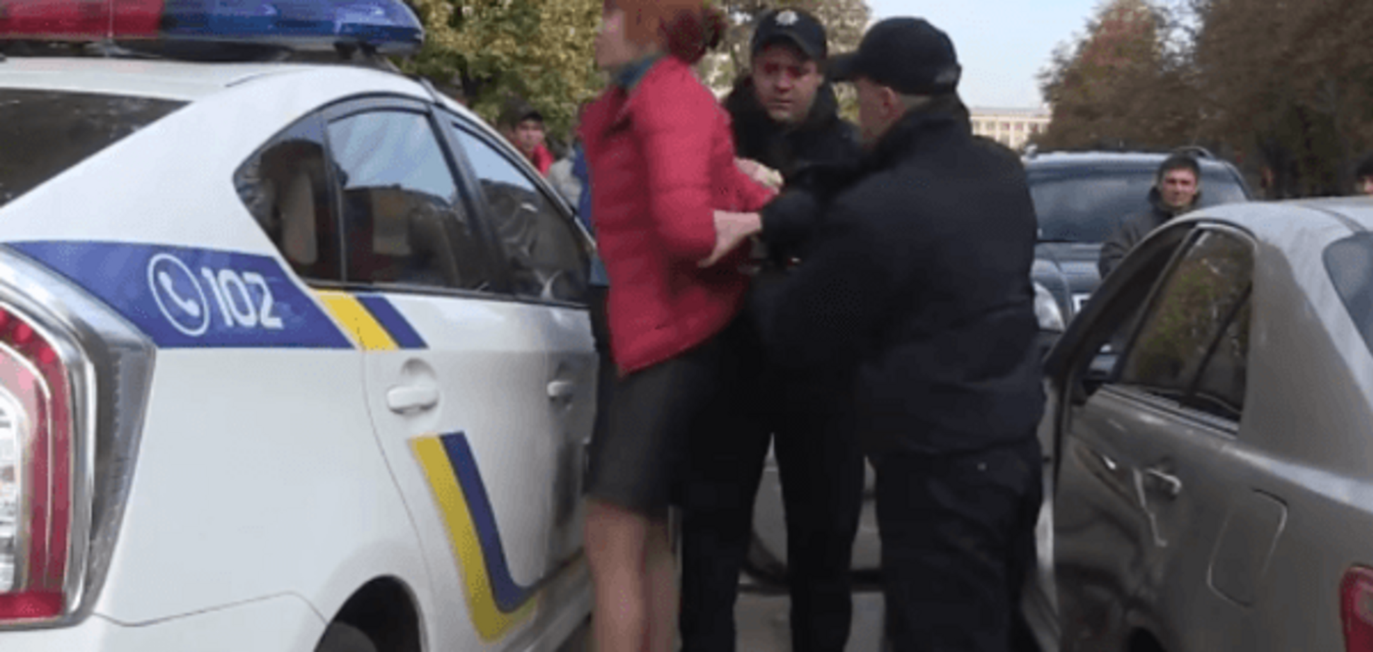 Киевские полицейские задержали женщину, 'спешившую' на марш УПА