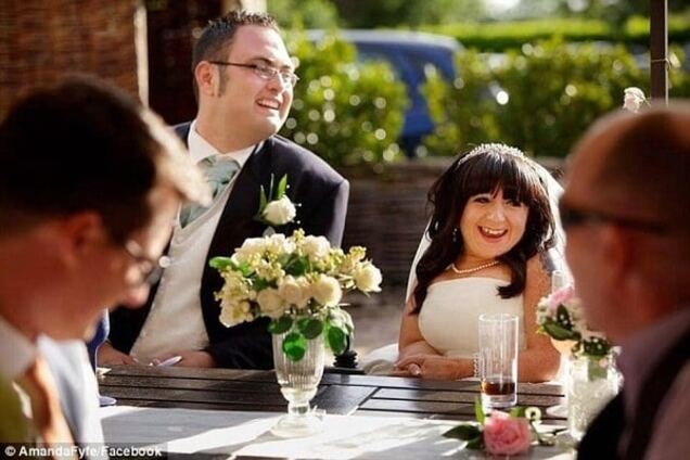 Необычная пара: британка-лилипут вышла замуж за высоченного мужчину