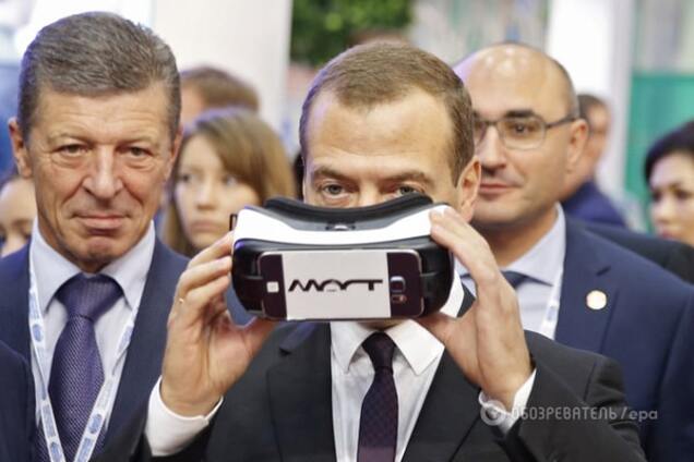 Значок 'Готов ко сну': в соцсетях высмеяли награждение Медведева