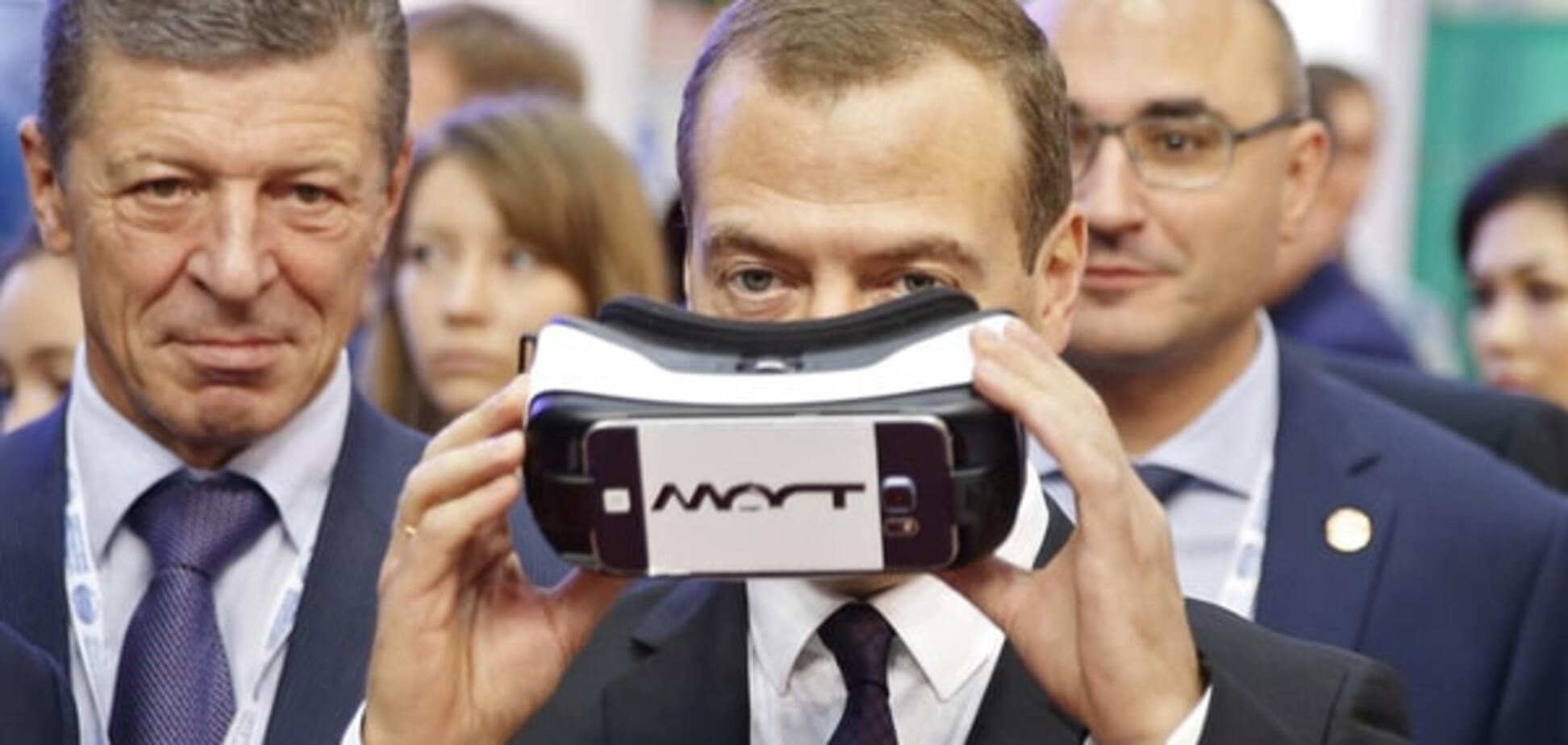 Значок 'Готов ко сну': в соцсетях высмеяли награждение Медведева