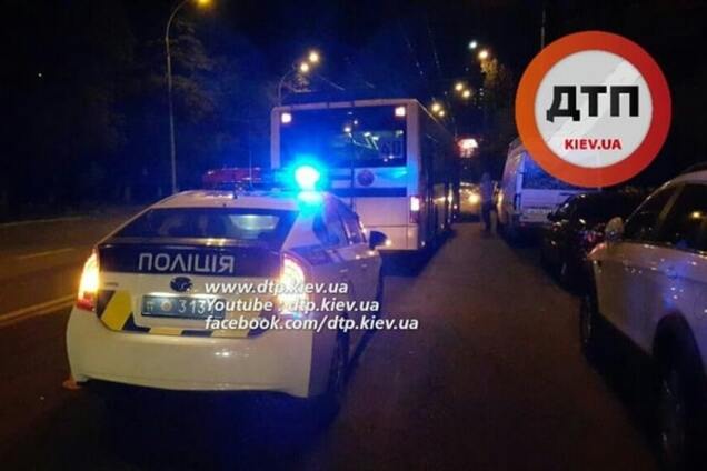 В Киеве у троллейбуса на ходу отвалилось колесо: фото с места ДТП