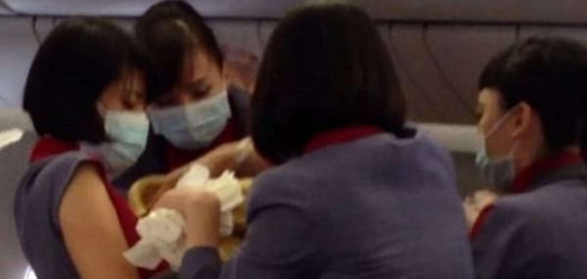 Китаянка родила ребенка на высоте 9 тысяч метров: видеофакт
