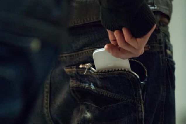 Внимание, карманники! В киевском ТРЦ 'засветились' воровки телефонов: фотофакт