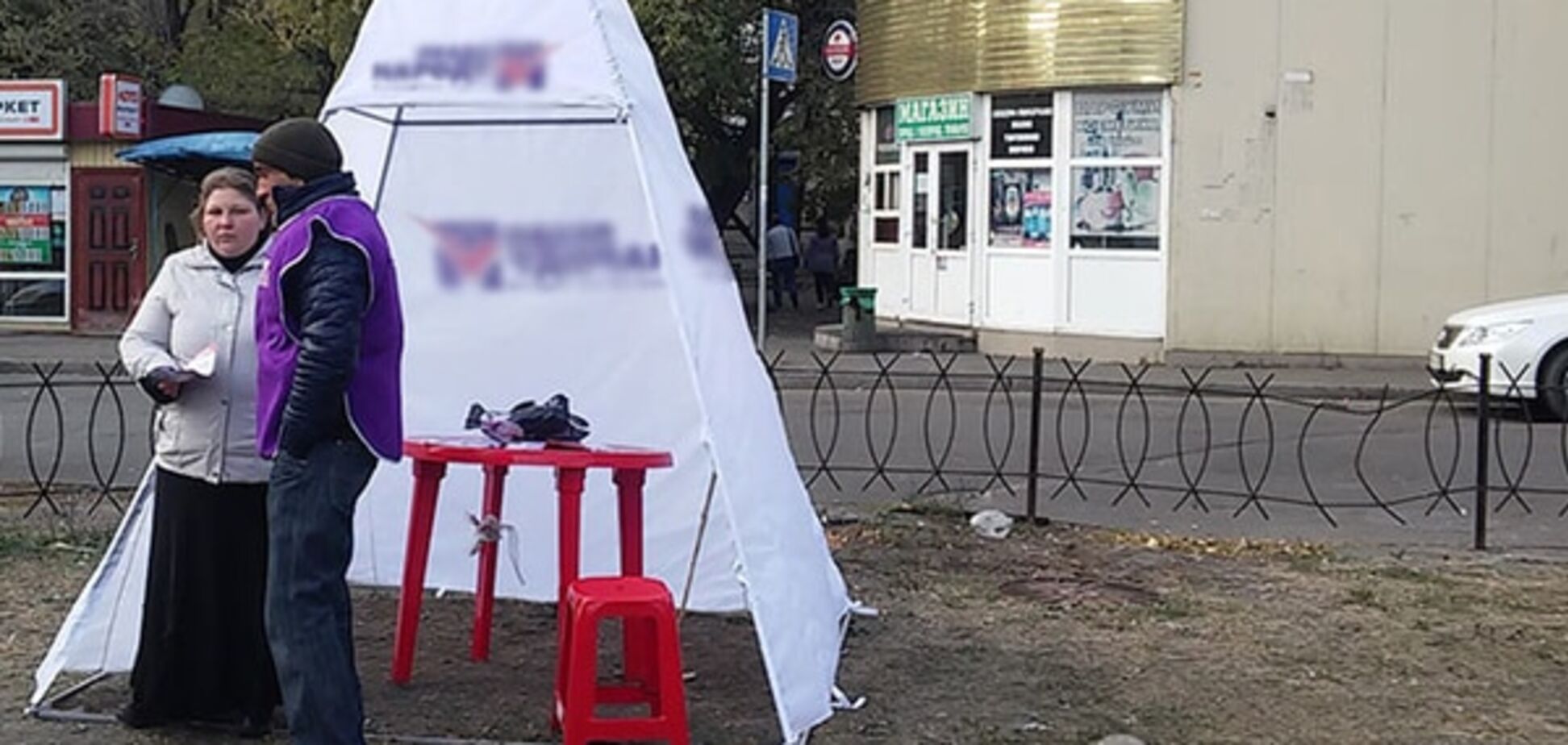 В Киеве агитаторы принялись вытаптывать газоны: опубликованы фото