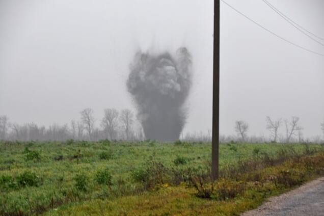 На Луганщине на фугасе подорвался 'КрАЗ' с пограничниками, трое раненых