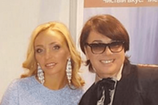 Навка пришла на показ к Юдашкину в ярком образе