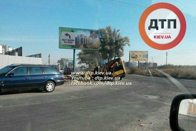 Под Киевом разбилась маршрутка: фото с места ДТП