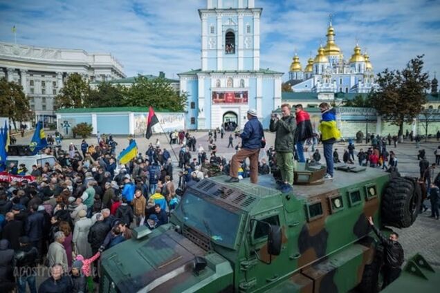 СМИ нашли на БТР, представленных в День защитника, российские детали