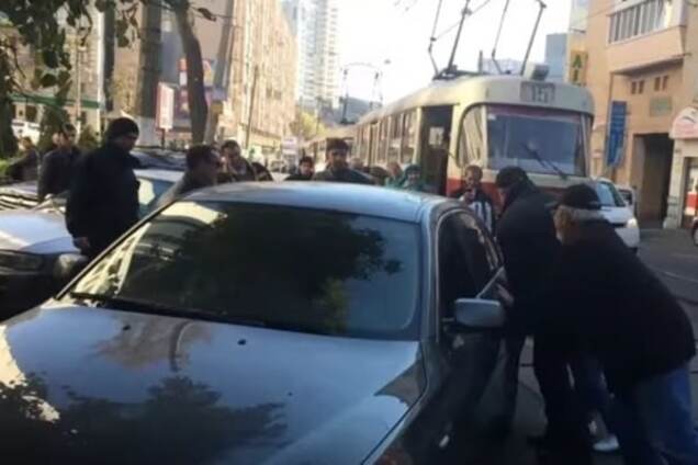 В Киеве недовольные пассажиры убрали BMW с трамвайных рельсов