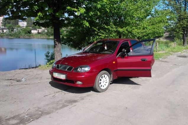 В Киеве пьяный водитель катал на капоте пассажирку