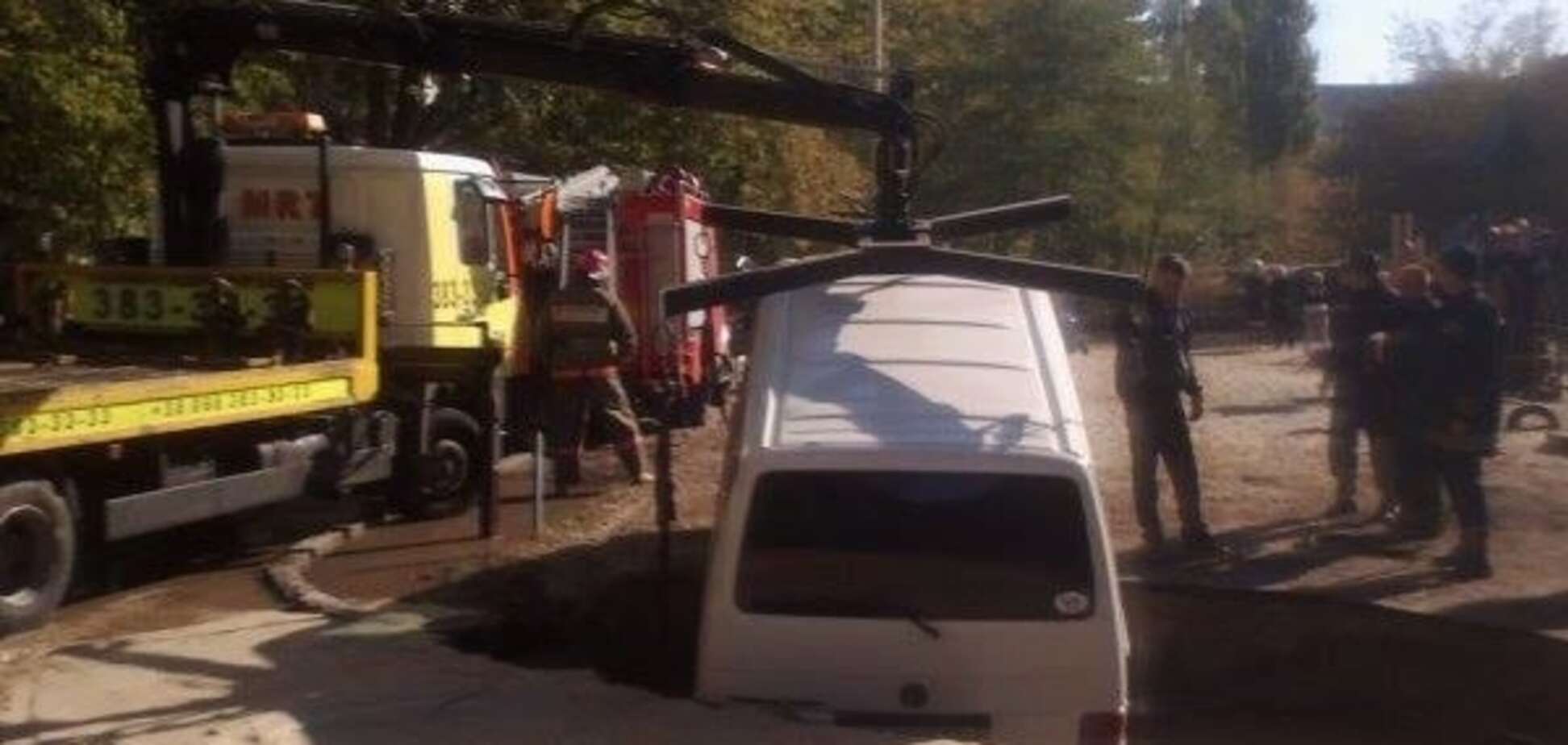 В Киеве автомобиль провалился под асфальт: фотофакт