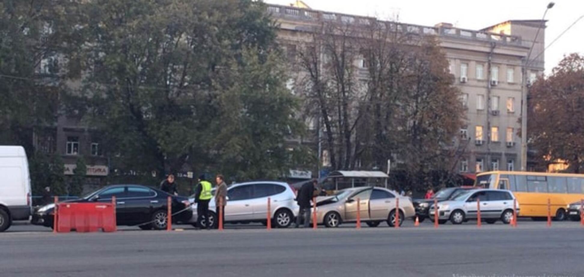 У Києві на проспекті Перемоги зіткнулися чотири автомобілі: фото з місця ДТП