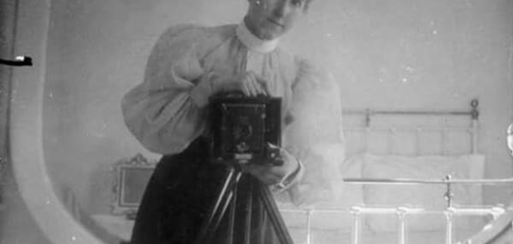 Опубликована поразительная подборка селфи в зеркале, сделанных 100 лет назад