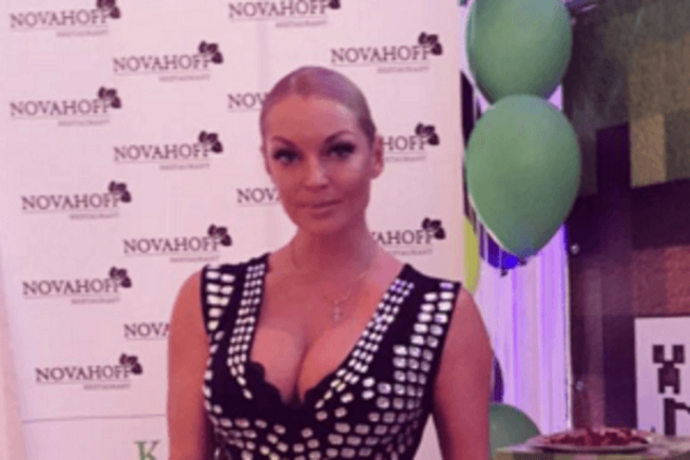 'Я заслужила отдых': Волочкова начала утро с шампанского и уснула с игрушками