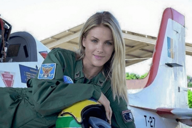 'Капитан Балислава': бразильская модель внезапно стала 'российской летчицей, бомбящей Сирию'