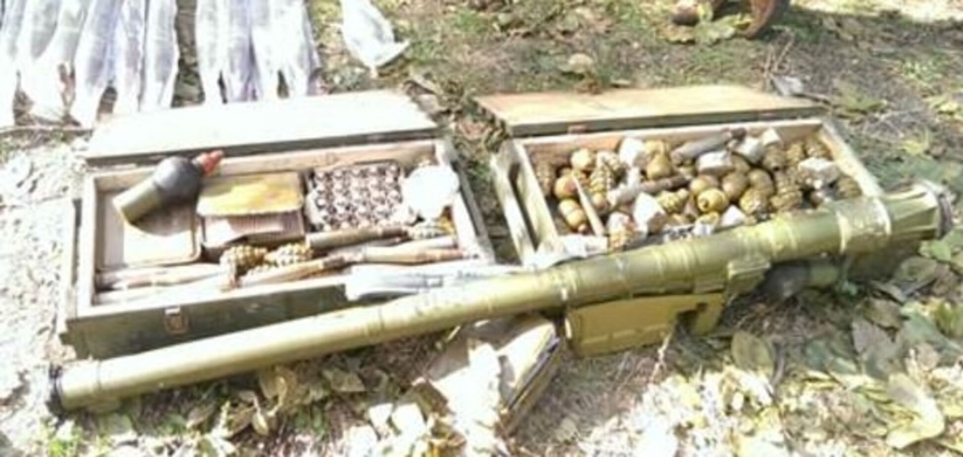 На Донбассе СБУ нашла схроны с 'Иглой' и противопехотными минами