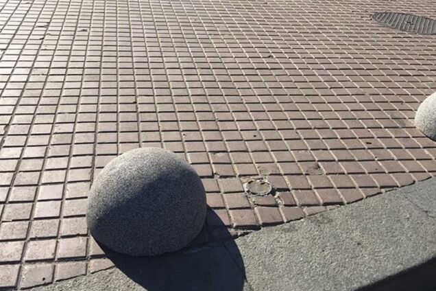 Нет 'героям парковки': тротуары Крещатика полностью перекрыли