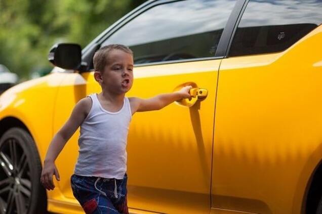 Стало известно, какие привычки родителей раздражают детей во время поездок в авто