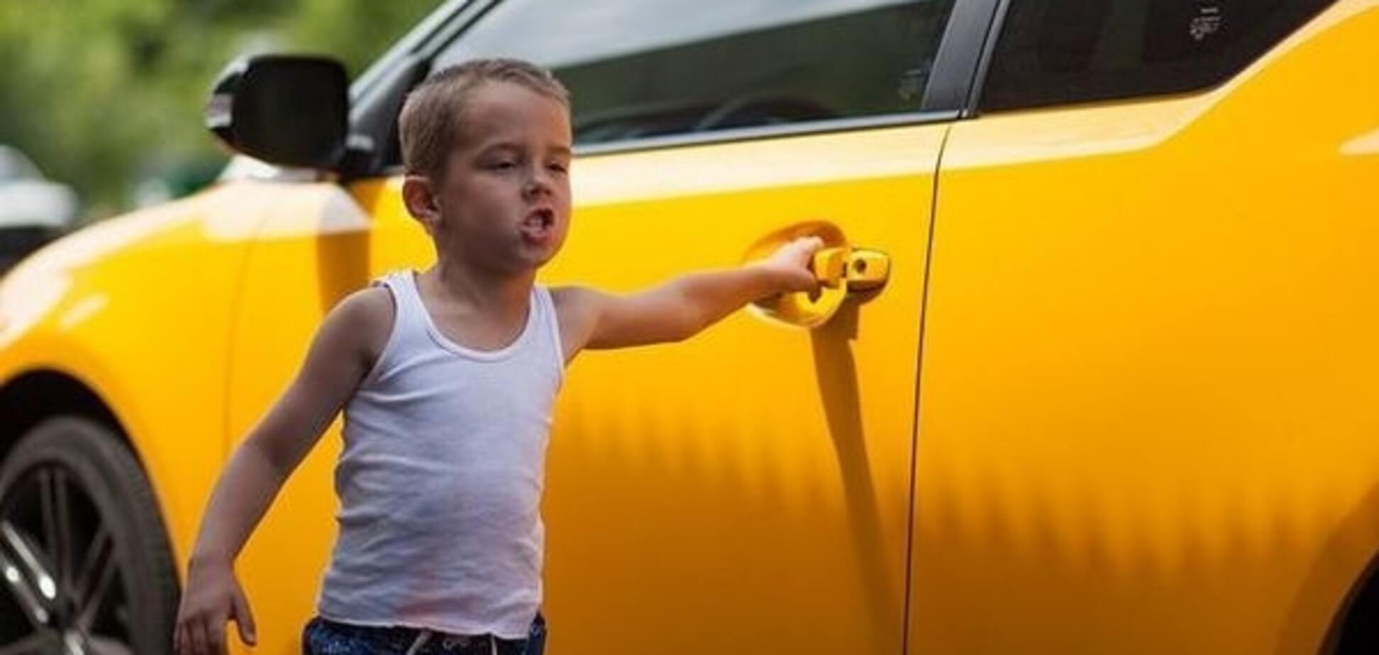 Стало известно, какие привычки родителей раздражают детей во время поездок в авто