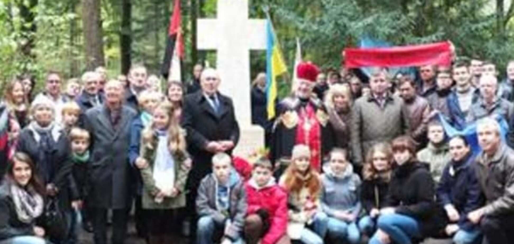 На могиле Бандеры в Мюнхене освятили новый крест
