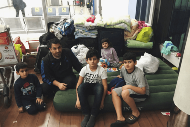 В курилке 'Шереметьево' больше месяца живет семья беженцев из Сирии