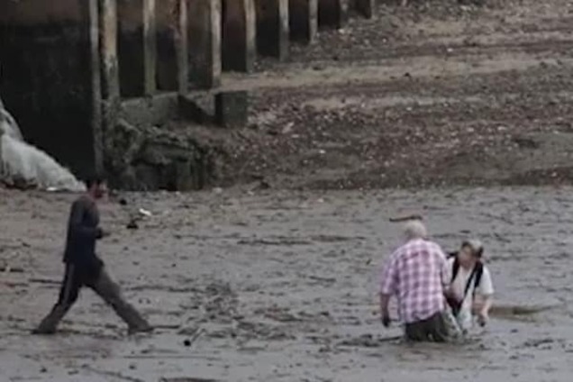 В Таиланде находчивый строитель вырвал туристов из смертельной ловушки: видео спасения