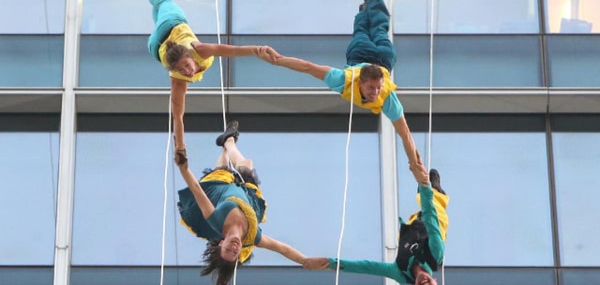 В Шанхае на небоскребе станцевали 'балет по вертикали': опубликованы фото и видео