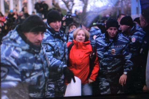 Антивоенный митинг в Москве: полиция задержала двоих и оцепила забытую сумку