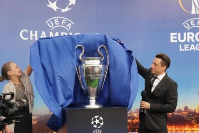 В Киеве открылась уникальная выставка Кубков Лиги Европы и Лиги чемпионов