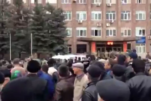 У Росії поліція жорстоко побила учасників зустрічі депутатів з виборцями