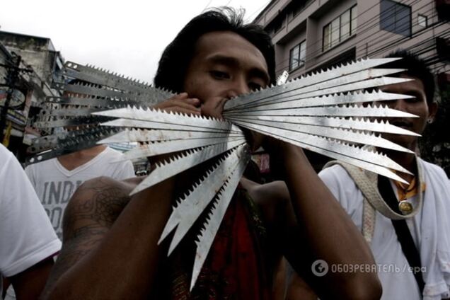 'В рот мне ножны!': в Таиланде начался шокирующий фестиваль вегетарианцев. Фоторепортаж