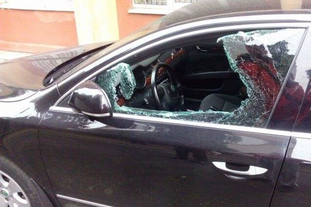 У нардепа Парасюка во Львове разбили стекло в автомобиле: фотофакт
