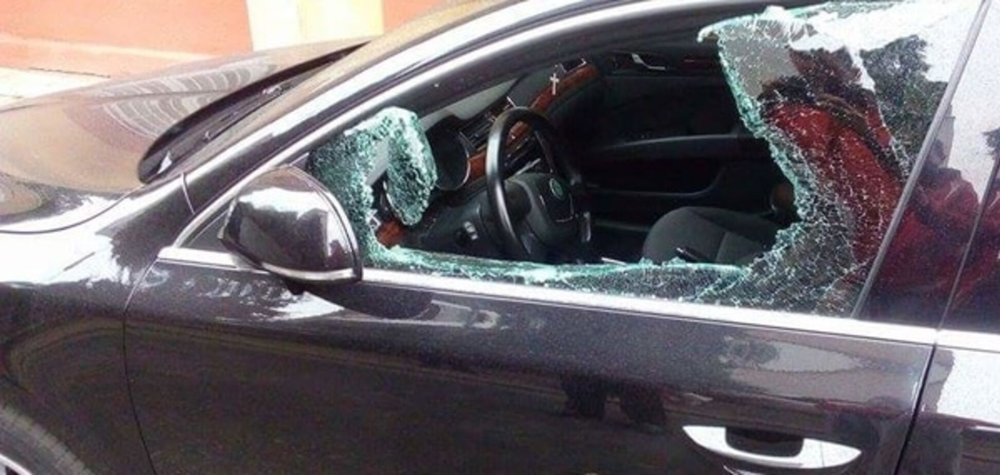 У нардепа Парасюка во Львове разбили стекло в автомобиле: фотофакт
